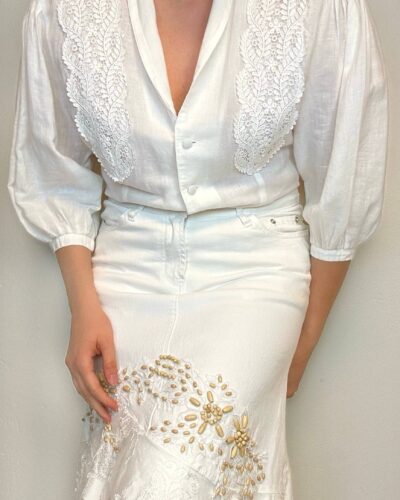 Snow white v-neck blouse with embroidery