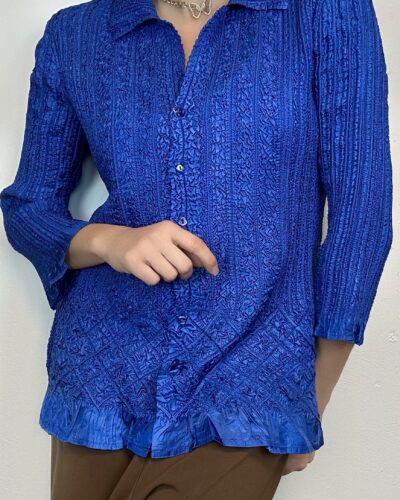 Stretchy & airy crushed blouse.