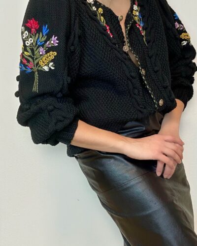 Cottage woolen cardigan with a floral embroidery