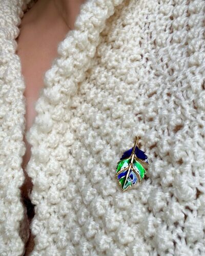 Movable leaf brooch