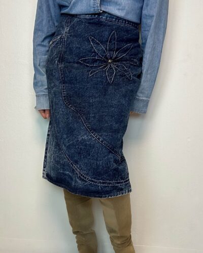 Denim pencil skirt with a flower embroidery