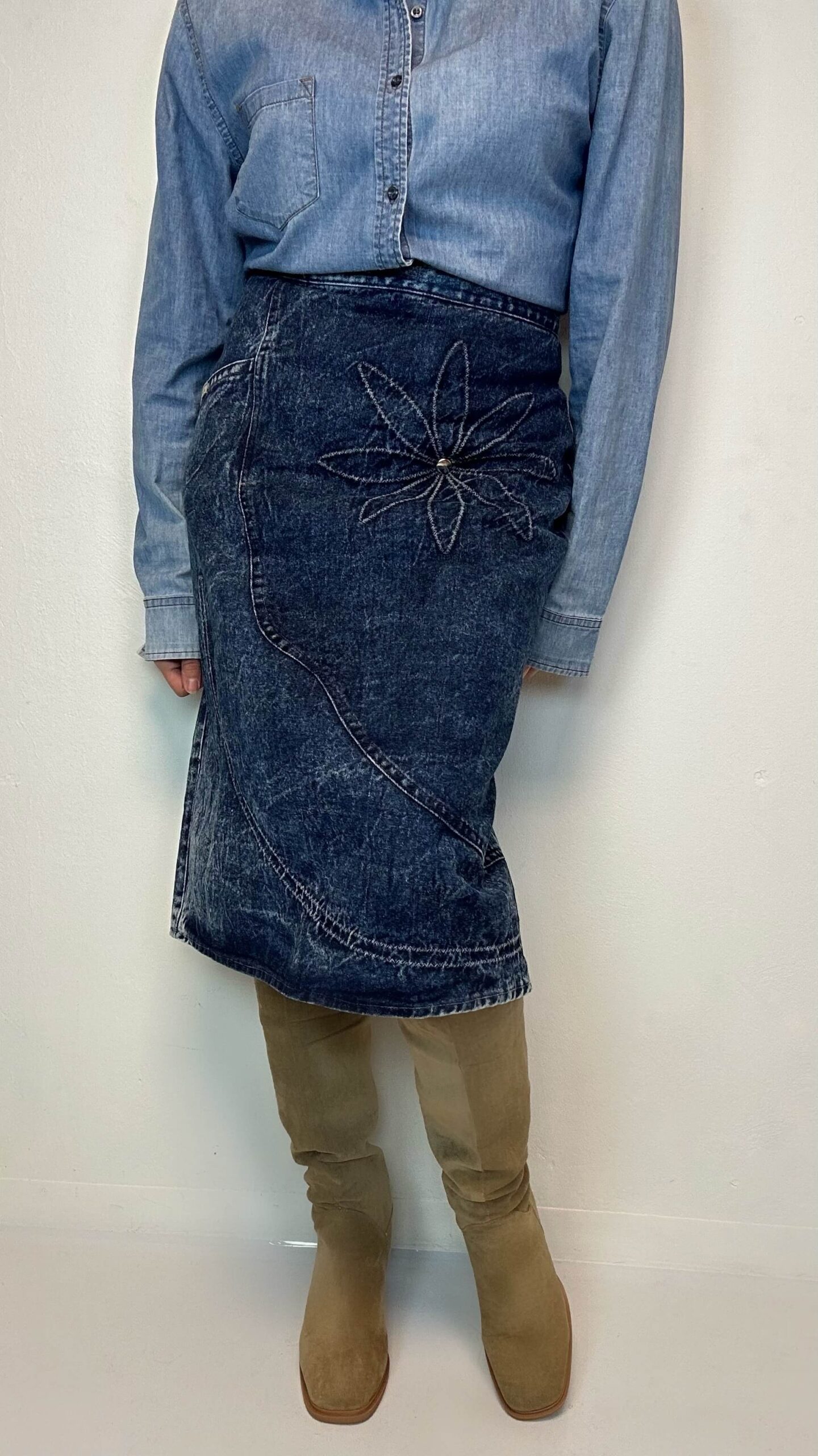 Denim pencil skirt with a flower embroidery