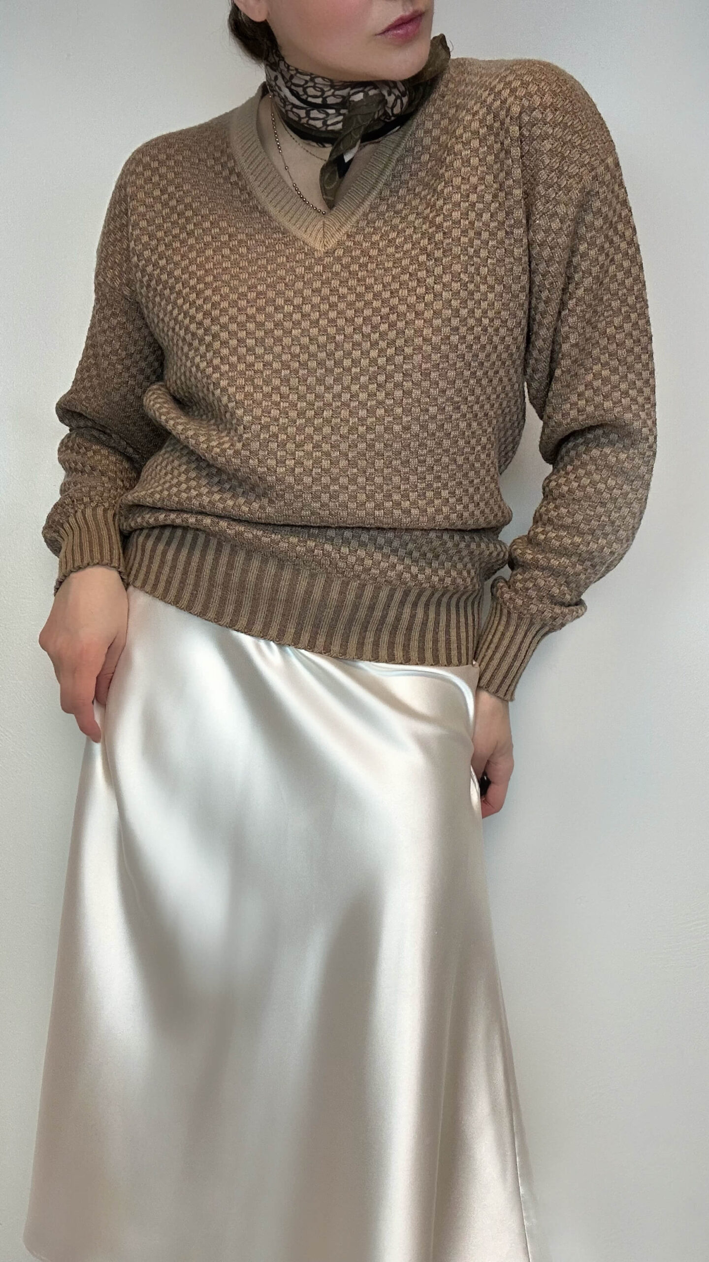 Unisex biscuit brown check v-neck sweater