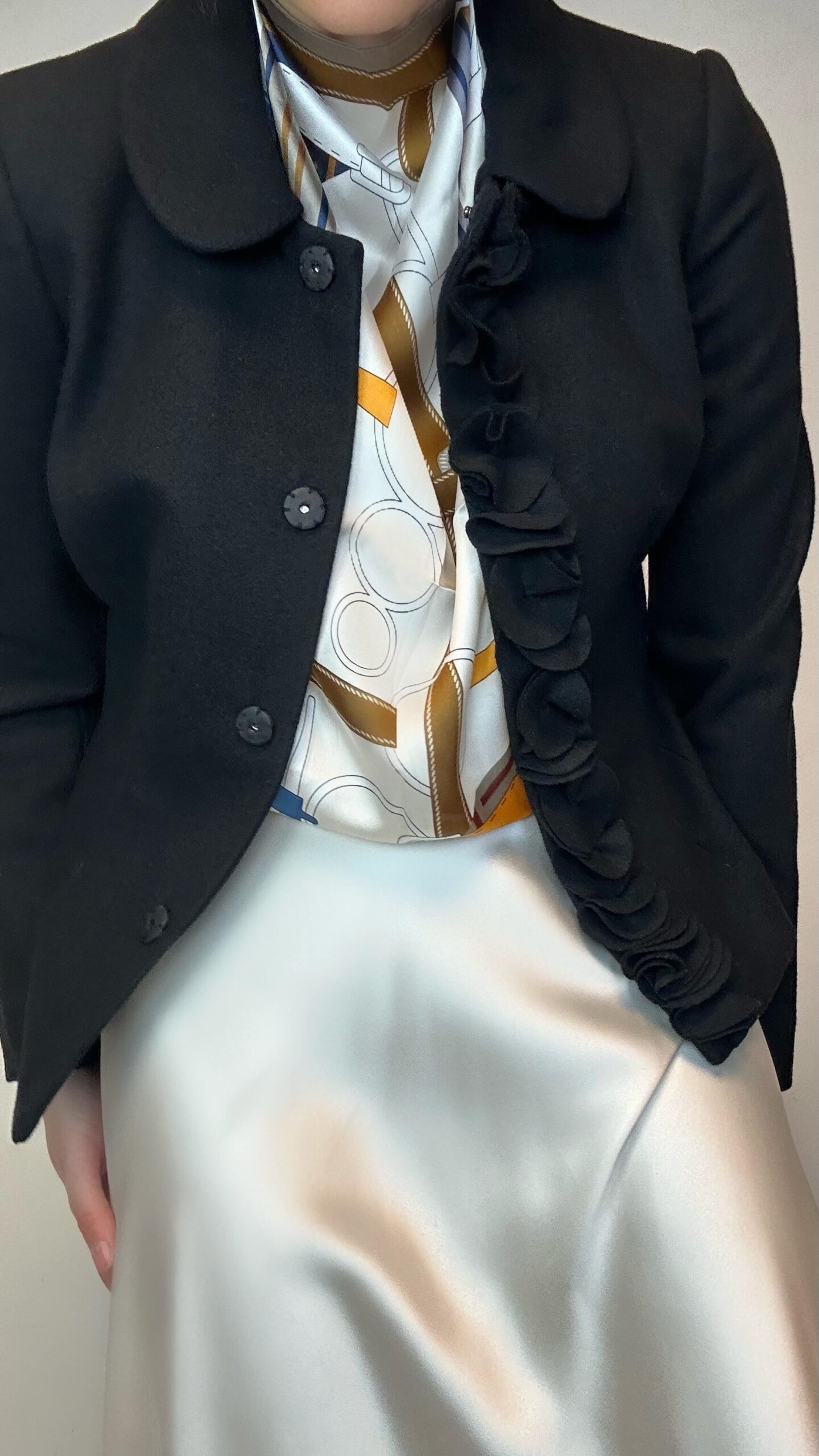 Woolen jacket with a ruffle applique - Image 2