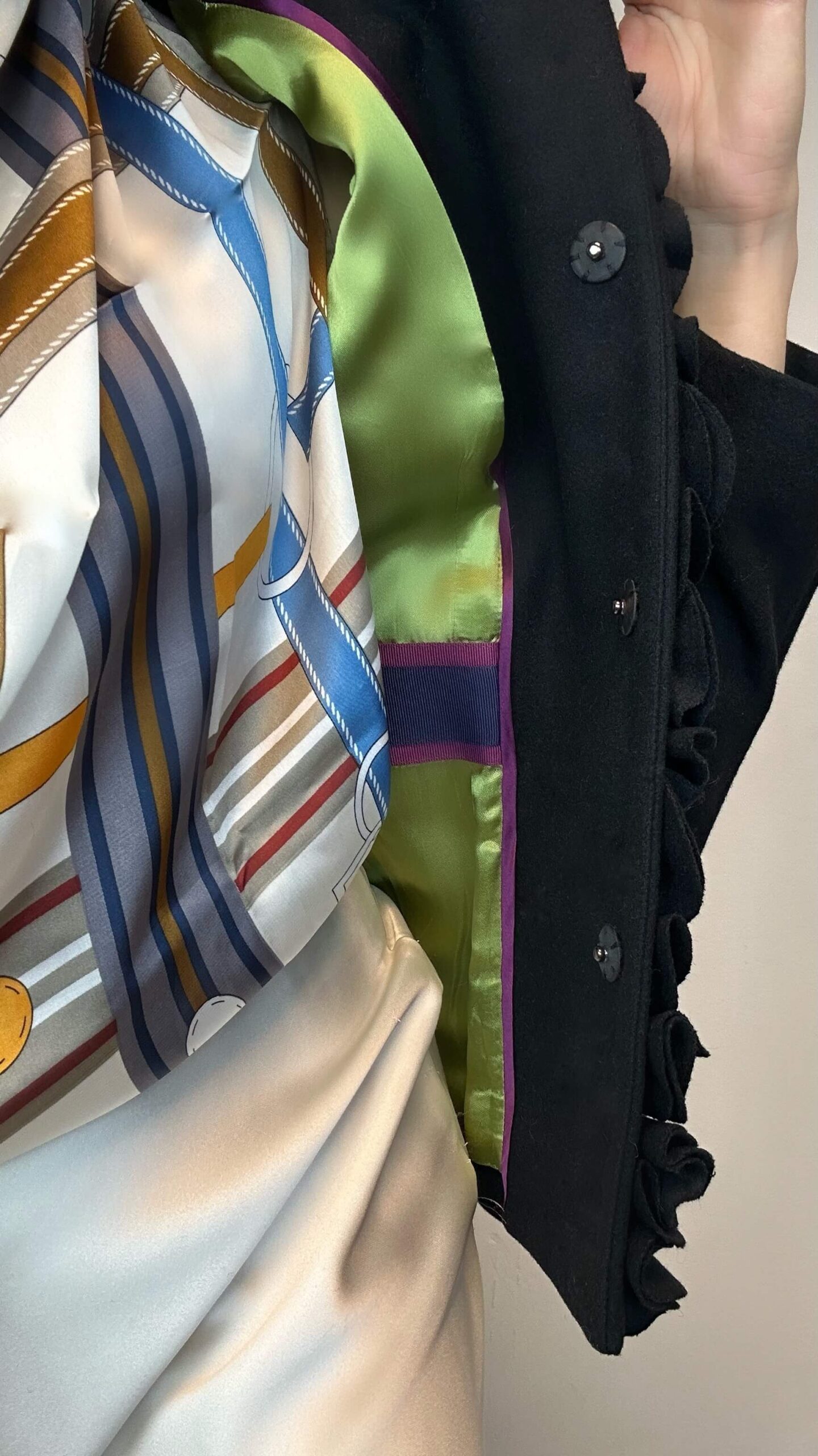 Woolen jacket with a ruffle applique - Image 3