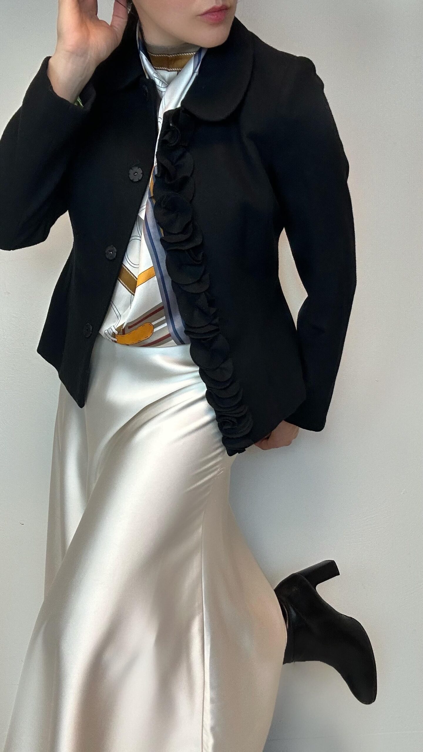 Woolen jacket with a ruffle applique - Image 4