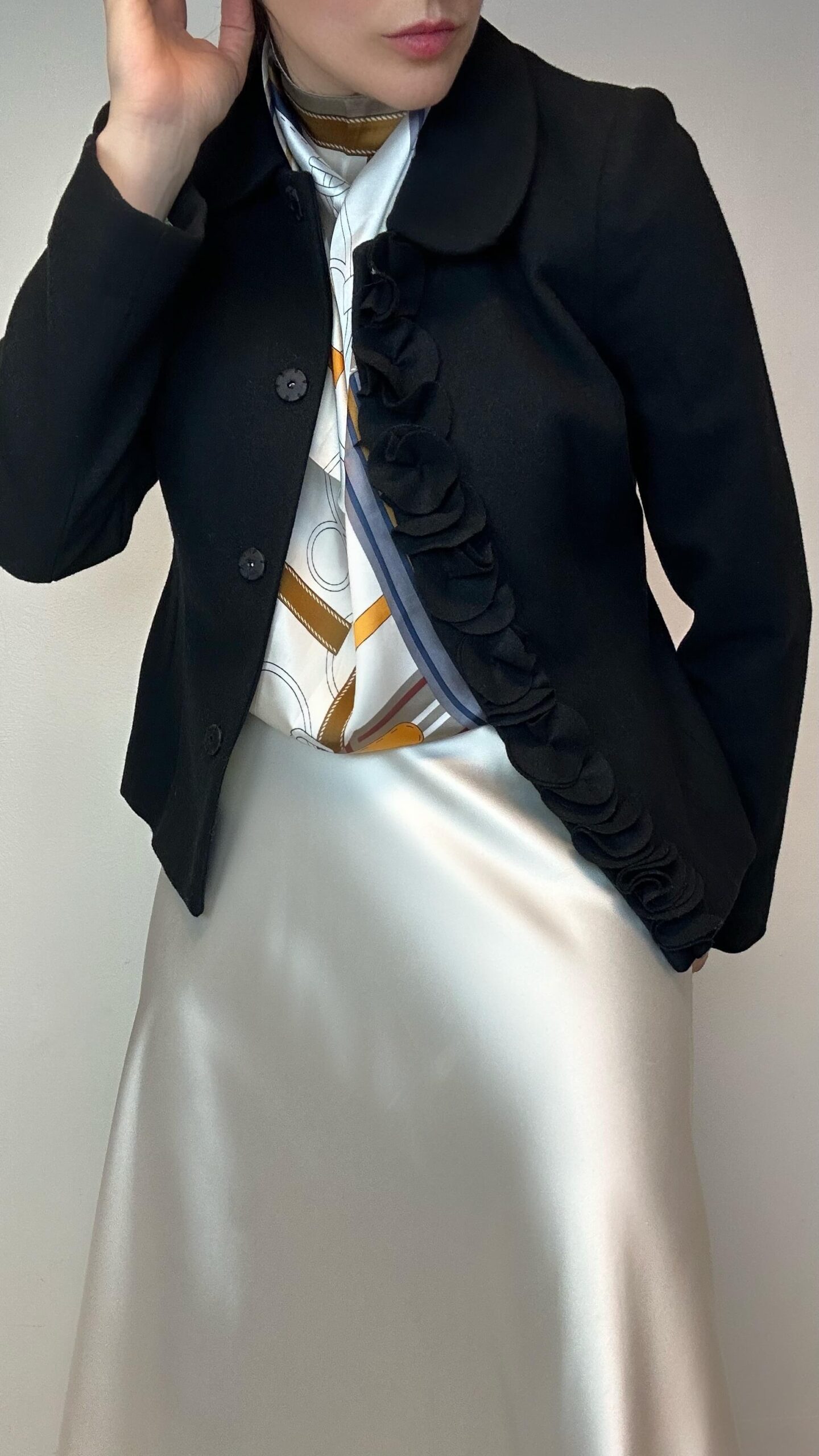 Woolen jacket with a ruffle applique - Image 5