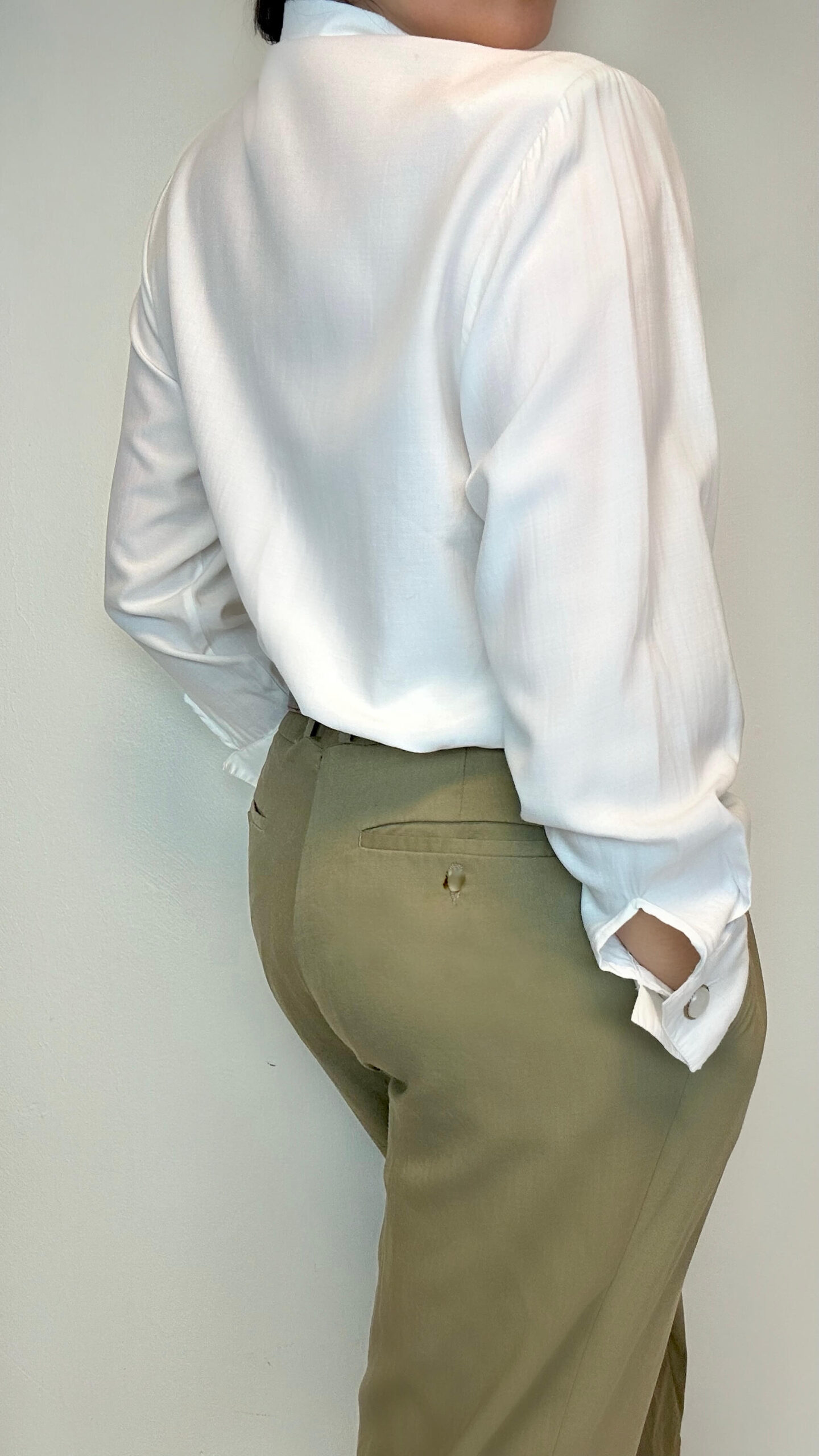 Classic blouse with big mother-of-pearl buttons and cuff sleeves - Image 2