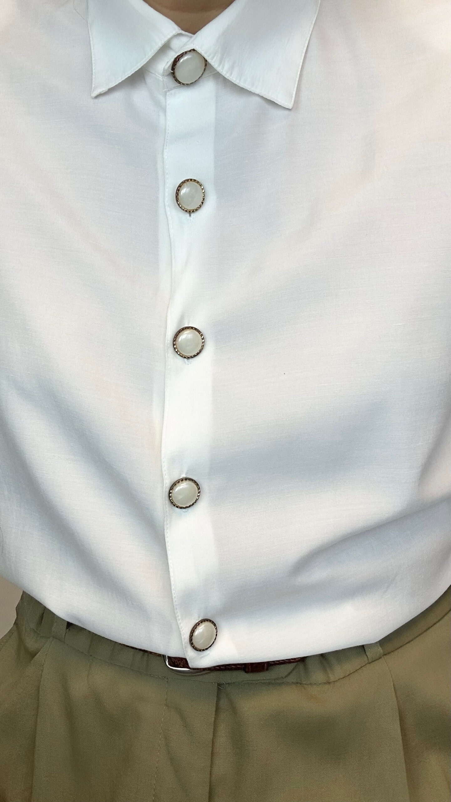 Classic blouse with big mother-of-pearl buttons and cuff sleeves - Image 3