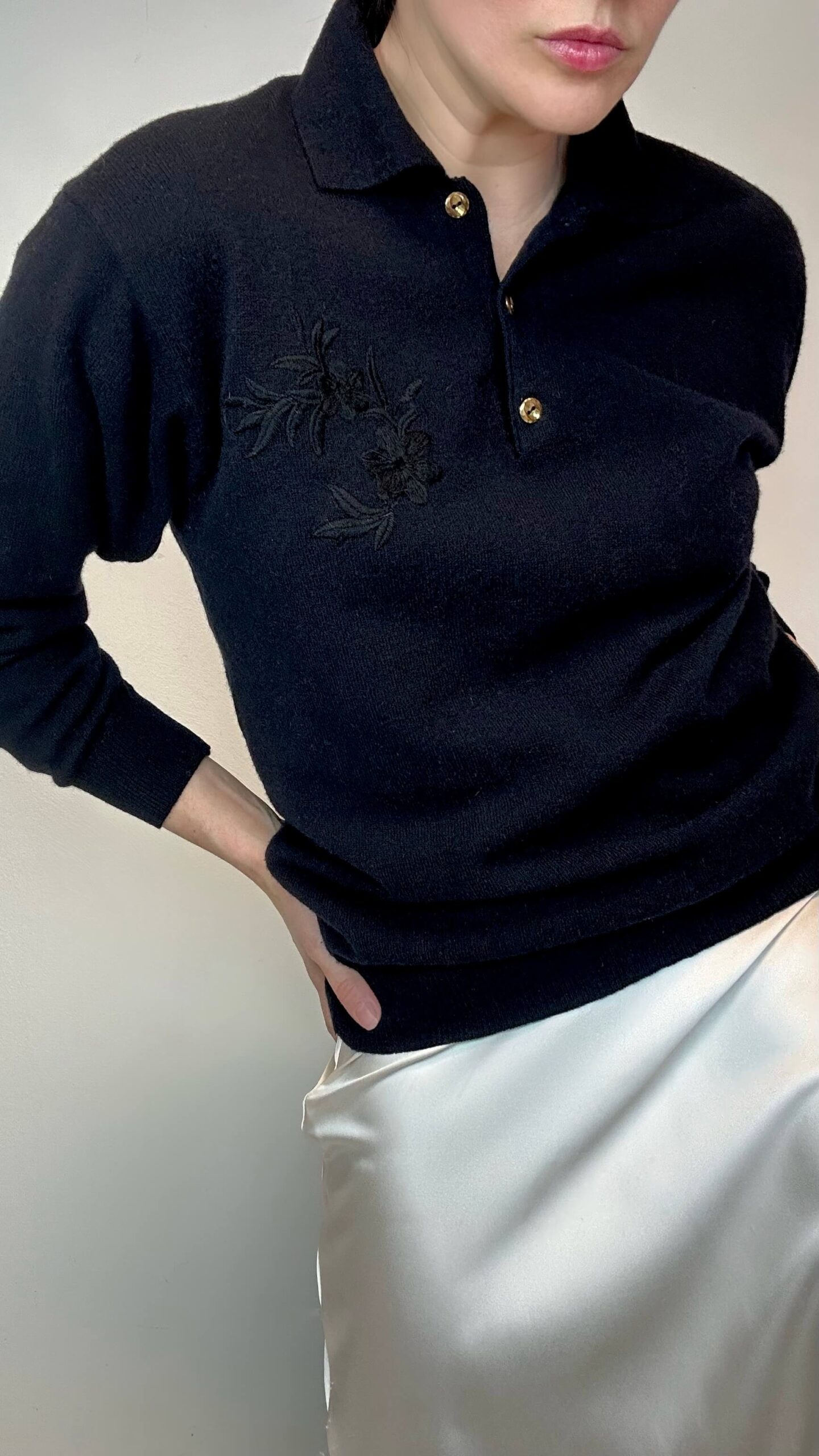 Woolen polo sweater with a flower embroidery