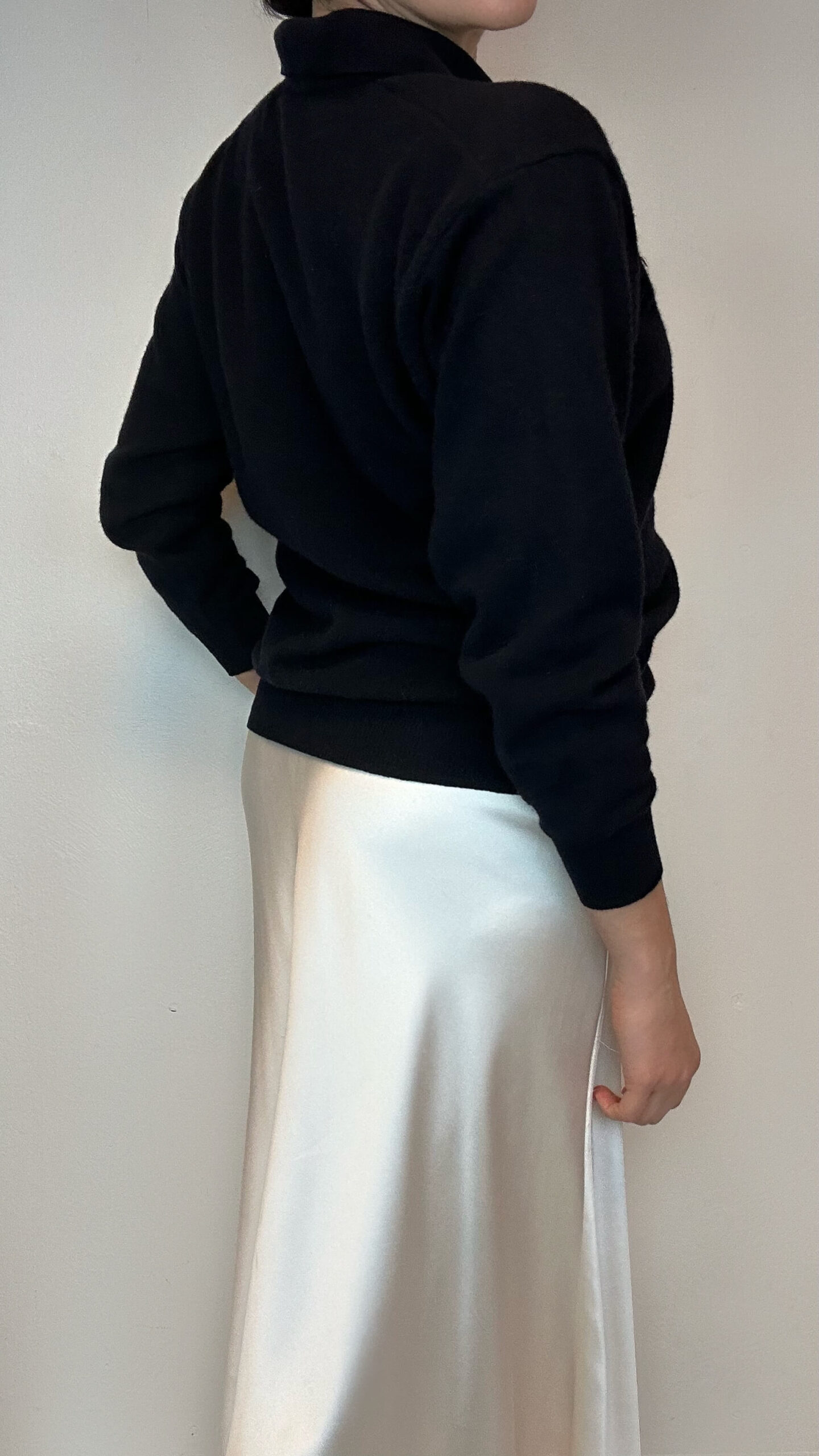 Woolen polo sweater with a flower embroidery - Image 2