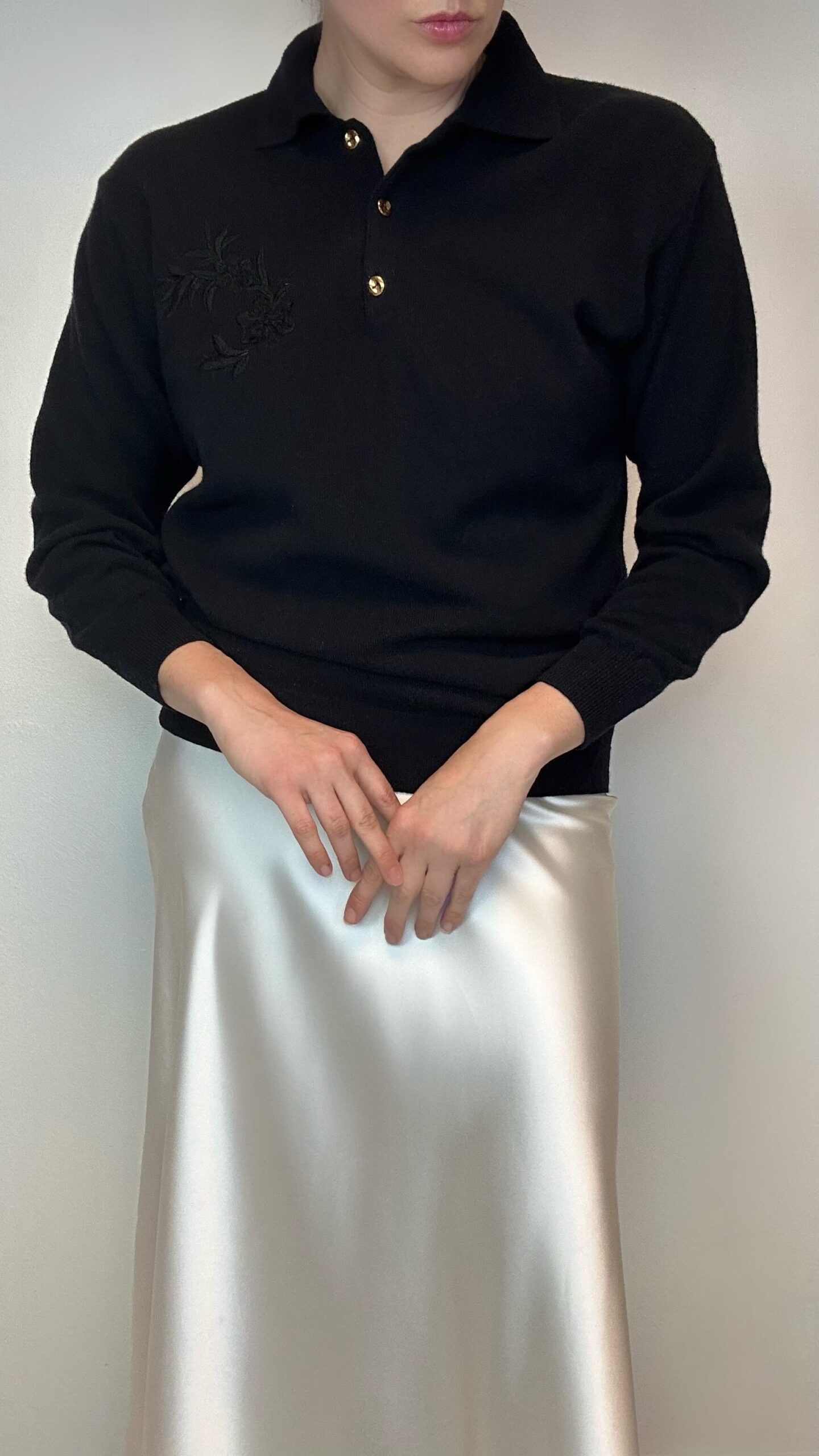 Woolen polo sweater with a flower embroidery - Image 3