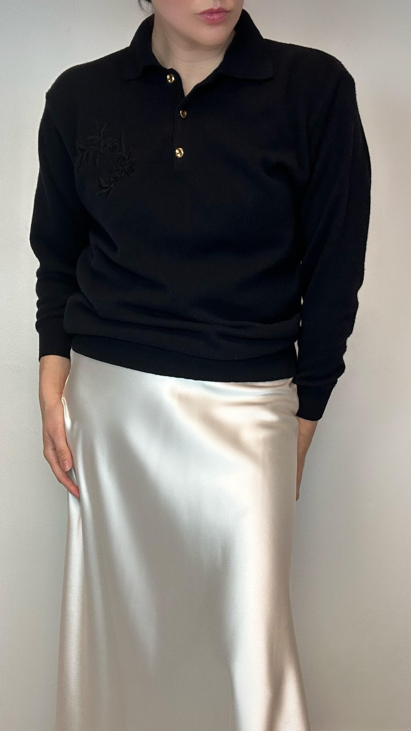 Woolen polo sweater with a flower embroidery - Image 4