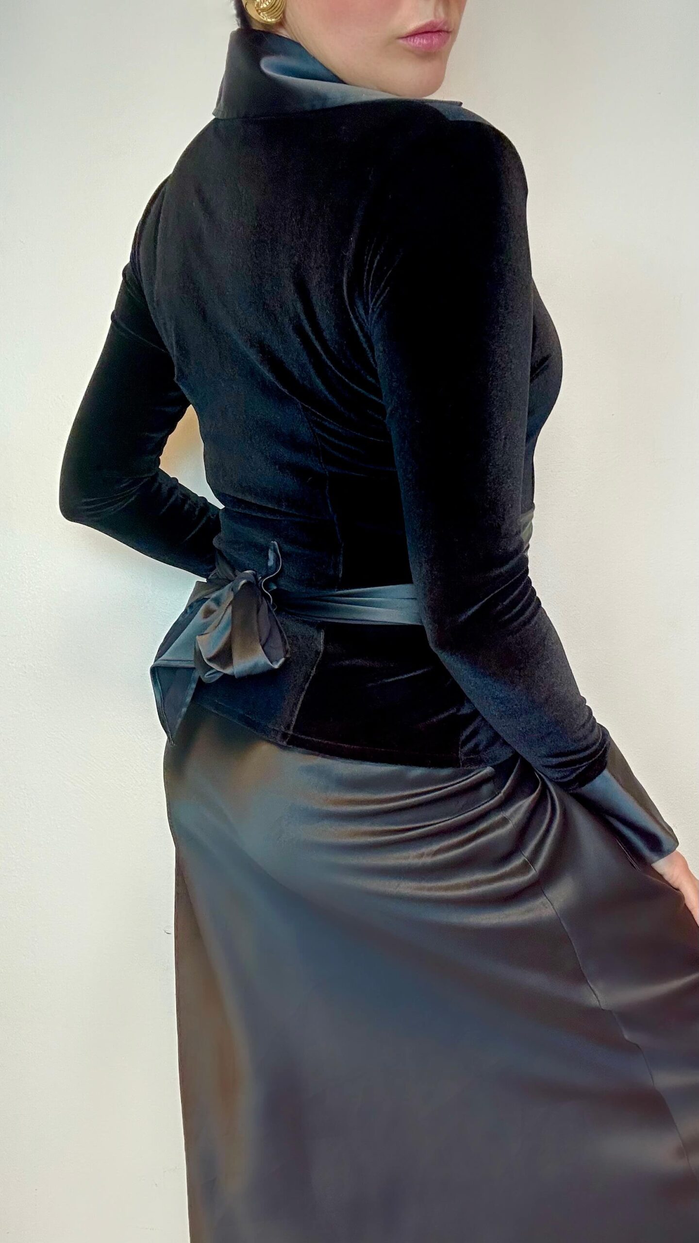 Italian velour blouse with a long waist belt - Image 4