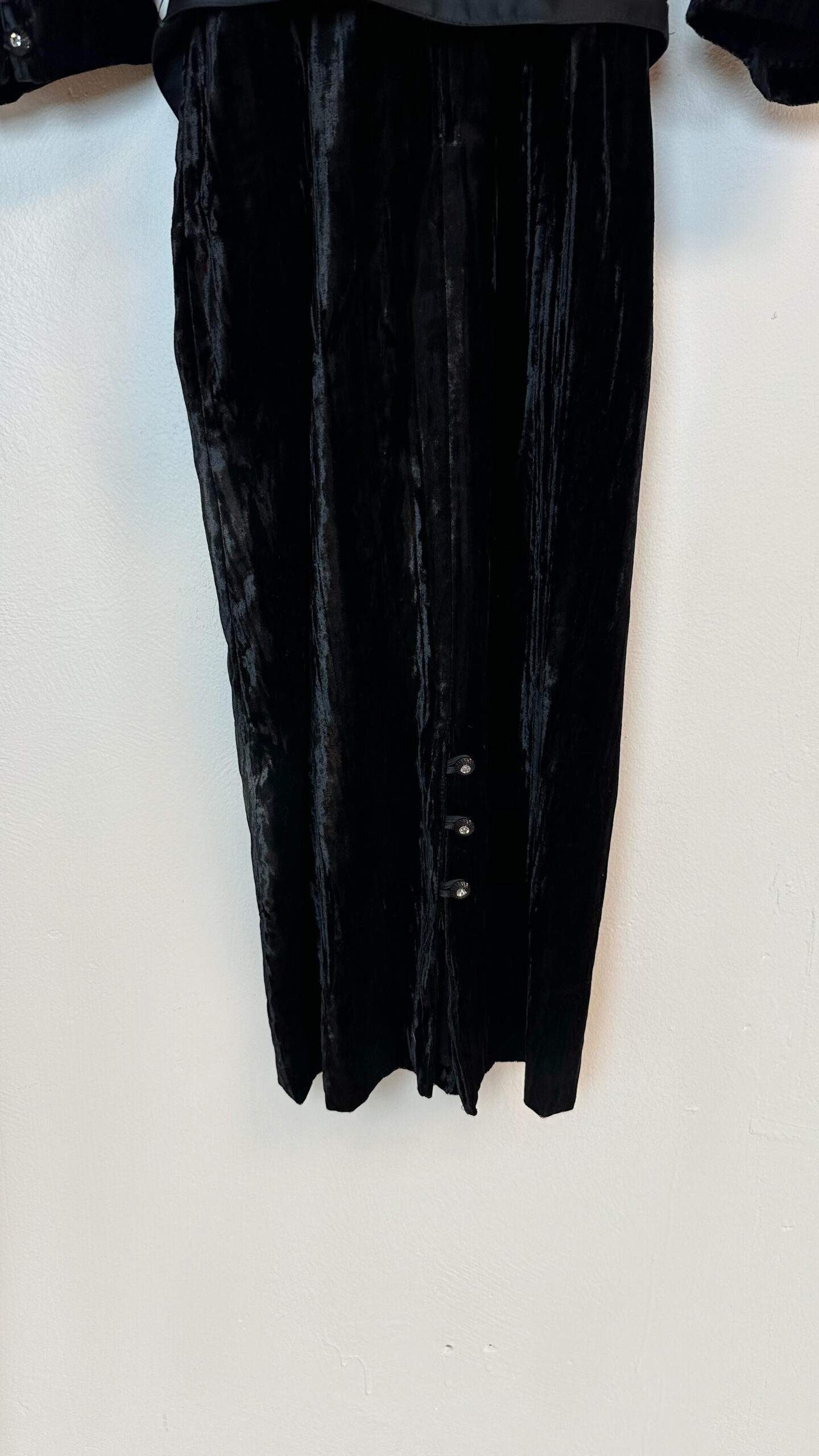 Evening embossed velour dress with shoulder pads - Image 5