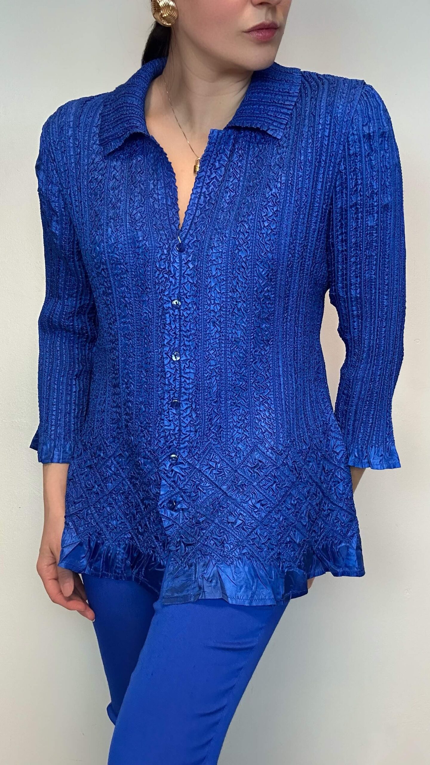 Stretchy & airy crushed blouse.