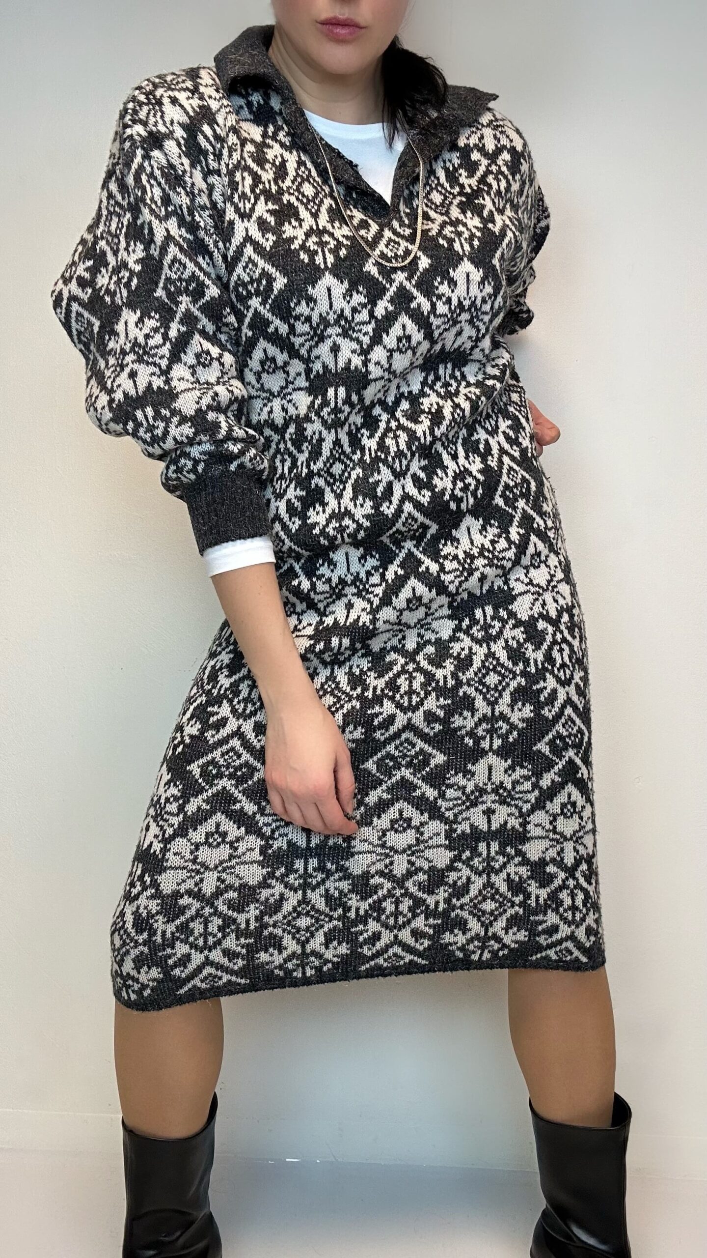 Patterned long winter dress with a polo collar
