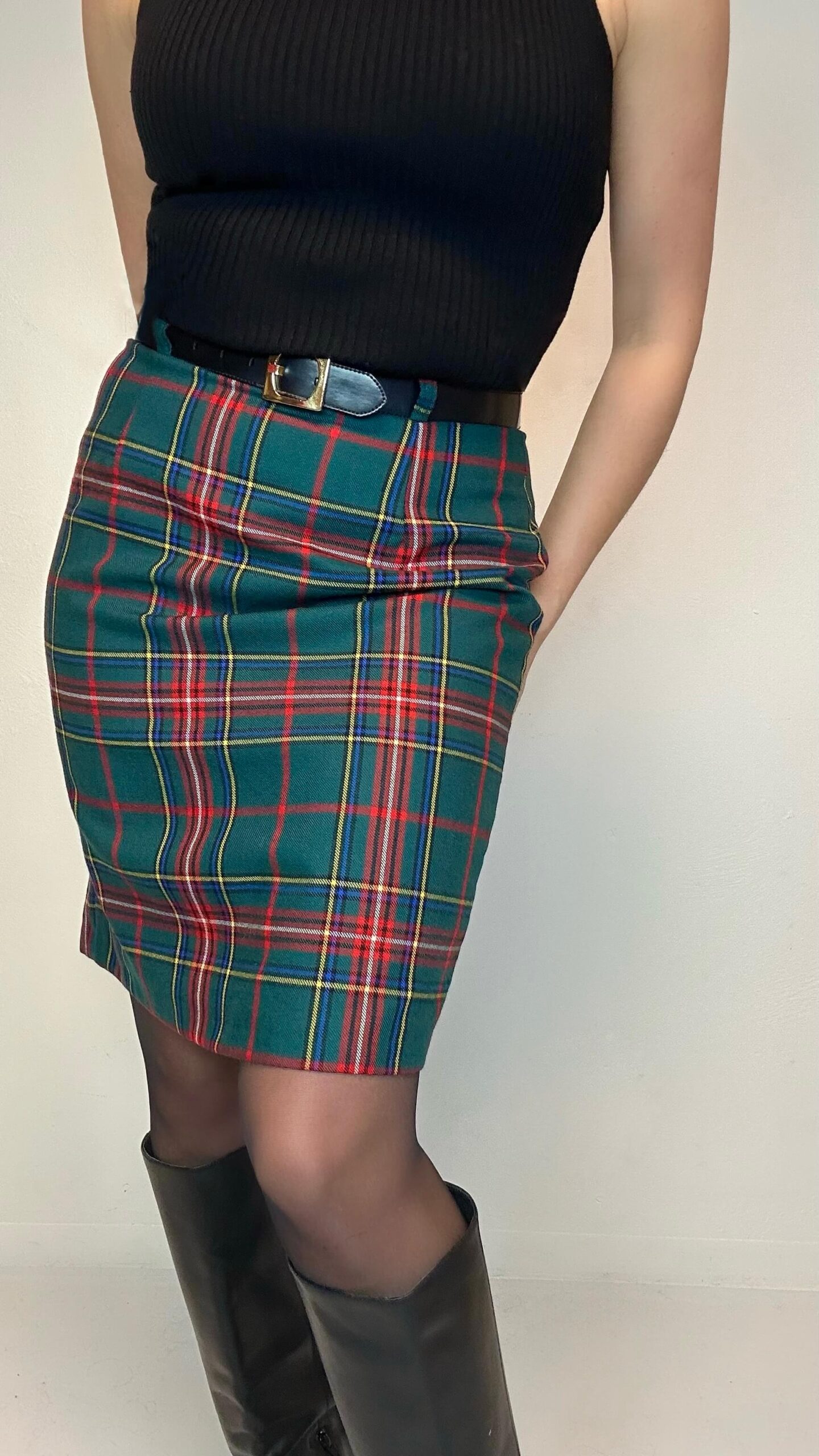 Wool green tartan office skirt. Italy
