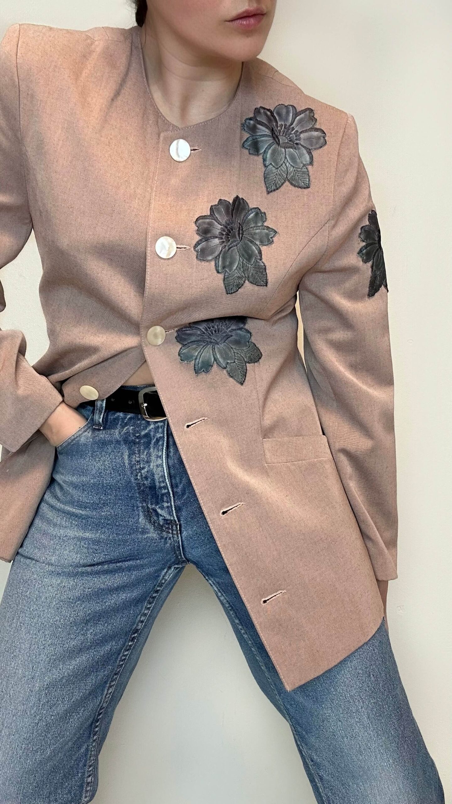 Ash rose long jacket with a flower applique